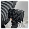 Сумки на плечах текстурированная и стильная сумка для женской сумки 2023 Новая портативная сумка цепочки моды с поверхностью краски и кросс -кусочком bagcatlin_fashion_bags