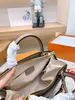 Sac de créateur de luxe Sac à main pour femme Sac à bandoulière Sac à main pour femme Simple Multi-usages décontracté Petite broderie en cuir tenue décontractée avec sac à bandoulière