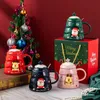 Tazas Lindo árbol de Navidad Taza de cerámica de Papá Noel con tapa y cuchara Café Leche Té Taza de jugo Regalo de cumpleaños para un amigo Drinkware 231013