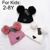 Warme Wintermützen für Kinder, 2–8 Jahre, Designer-Beanie-Eimer, Weihnachtsmütze, schöne doppelte Bommel-Strickmütze, Beanie-Mützen für Kinder, Totenkopf-Kappen, Buchstaben, taillierte Mütze, 3 Farben