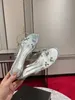 Chaussons en cristal et diamants, avec une tige en PVC transparent décorée de cristaux argentés et une tige peu profonde qui accentue les belles lignes de la voûte plantaire.