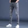 Jeans pour hommes élégant luxe style coréen mince décontracté imprimé ajustement doux denim gris pantalon de cowboy pour hommes brodés