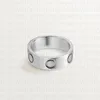 Классическое кольцо Роскошные ювелирные изделия Золотое кольцо для женщин Титановая сталь Позолоченные модные аксессуары Дизайнерское кольцо Мужское кольцо с бриллиантом