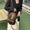 och populära kvinnors väska 2024 Ny klassisk tryckt ryggsäck PU Small Book Multi Purpose Slings påsar Single Shoulder Crossbody