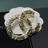 Diseñadores para mujeres Familia Xiaoxiang Doble letra C Broche de diamantes de imitación Xiaoxiang Fengxiang Abuela Moda Pasadores simples Accesorios para abrigos Niña Día de Acción de Gracias