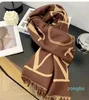 Écharpe pleine lettre imprimée foulards homme doux au toucher enveloppes chaudes avec étiquettes automne hiver longs châles 5 couleurs sont en option