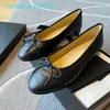 2023 Paris Designer de Luxo Preto Ballet Flats Sapatos Mulheres Marcas Acolchoadas Couro Genuíno Deslizamento em Bailarina Dedo Redondo Senhoras Vestido Sapatos Canal Zapatos De Mujer