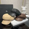 Cappello di design Cappello ottagonale da donna in pelle vintage nero kaki marrone scuro alla moda con etichetta in metallo all-in-one