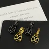 Pendientes ligeros de lujo con letras en V, pendientes con tachuelas en V, joyería de aro a la moda para mujer