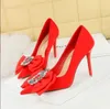 Jedwabne satynowe kobiety pompują Bowknot High Heels Rhinestone Dekoracja szpilki Czerwone kobiety buty ślubne na pięcie