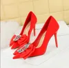 Seidensatin Damen Pumps mit Schleife, High Heels, Strass-Dekoration, Stilettos, roter Damen-Absatz, Hochzeitsschuhe