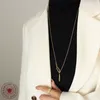 Collier long métallique avec pendentif en chaîne à la mode et pompon réglable pour femme