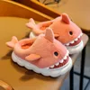 Pantoufles d'hiver en coton pour enfants, garçons et filles, dessin animé mignon requin, personnalité, pantoufles chaudes et épaisses en peluche, orange