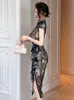 Grundläggande casual klänningar vintage sexig kinesisk stil qipao kvinnors svarta spetsar fällor ruffle slit robe femme party prom förbättrad cheongsam runway klänning 2024