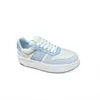 Låg toppkorgplattform Sneakers Supple Leather Lace Up Round Toe präglade stenar Noggrant hantverk Subtila logotyper Robust sula