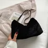 Bolso de felpa para mujer de gran capacidad, nuevo, moderno y lindo, bolso de un solo hombro para otoño e invierno, bolso grande de felpa texturizada, estilo negro