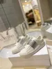 Nouveaux baskets décontractées pour hommes et femmes de créateurs à la mode confortables super légères rehaussant petites chaussures blanches popularité chaude