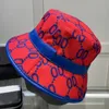 Дизайнерская шляпа ковша дизайнер женская шапочка Woman Wome Wide Brim Sats Casual Pure Cotton Letter Fashion Sandy Beach Sun Caps Высококачественные 5 цветов