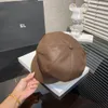 مصمم قبعة خمر الجلود الأسود khaki brown الأزياء البني الكل في واحد علامة المعادن قبعة المرأة