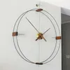 Einpolige Doppelschleife mit spanischer minimalistischer Persönlichkeit im Wohnzimmer im Maßstab 3/9. Kreative, leichte, luxuriöse, dekorative Wanduhr. Einfache, moderne Kunst-Stille-Uhr