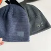 Cappello pullover invernale di design con ricamo double face, versatile cappello lavorato a maglia con top rotondo per cappello caldo di protezione per le orecchie da ciclismo all'aperto da uomo all'ingrosso