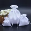 50pcs / lot 7x9 10x12 16x20 cm Noir Blanc Satin Pochette Sacs à cordon pour pochettes à bijoux Maquillage Perruque Emballage Sac cadeau T200602300U