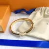 Novo estilo pulseiras mulheres bangle designer carta jóias de couro falso 18k banhado a ouro aço inoxidável mulheres pulseira presentes de casamento acessórios q1