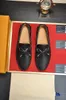 2023 Hommes Designer Robe Chaussures Noir Lettre En Cuir Sculpté Mode De Luxe Doux Hommes Casual Chaussures D'affaires Plat Mariage Bal Soirée Chaussure