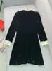 Designer 23 Hösten/vintern Ny fransk elegant pärlhalsring långärmad svart veet klänning