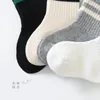 Barnstrumpor 4Pairs Kids Sport Socks Barnens solida färgstrumpor Boy White Black Student Socks Baby Girl Middle Tube Cotton Toddler Socks 231016