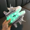 Buty sportowe 2023 Moda LED LED LUMINY DZIECI DZIECI Swobliwi świecące USB Chłopcy Sneaker z 7 kolorami