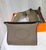 Novo Postman Bag Luxury Designer Bag Moda Couro Unissex Casual ShoulderBag Mini Videpochs Peito Sacos Horizontal Quadrado Preto Prato de Jantar Sacos