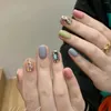 Künstliche Nägel erhalten die trendigste handgefertigte Nagelkunst mit tragbaren leuchtenden Bonbonfarben und vollem Diamantspiegeleffekt – perfekt für koreanische Mädchen