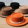 Baretten X4069 Wolvilt Cap Riemketting Bruine Hoed Platte Rand Koepel Volwassen Mode Fedora Hoeden Dames