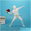 Arti e mestieri Statue in resina Scptures Banksy Flower Thrower Statua Bomber Decorazione della casa Accessori Ornamenti moderni Figurine Col Dhq8N