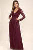 2023 Western Country Style Maroon Chiffon Brautjungfernkleider Burgund Spitze Lange Ärmel V-Ausschnitt Rückenfrei Strand Hochzeit Party Kleider Günstig