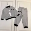 Marque Survêtements pour enfants designer Automne Costume tricoté Taille 80-120 CM Logo jacquard veste à manches longues et pantalon à glissière Oct10