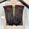 Jesienne zimowe rękawiczki podwójne litery skórzane rękawiczki projektant miękkie ciepłe rękawiczki pluszowe rękawiczki
