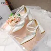 Scarpe eleganti da sposa sposa donna tacchi e sandali bianchi con tacco alto e punta a punta con fibbia incrociata da donna di lusso