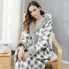 Pijamas femininos outono inverno casal camisola impressa xadrez com capuz flanela robe contraste sexy roupão masculino engrossado quente