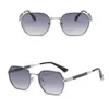 30B092 Designerskie okulary przeciwsłoneczne Mężczyzna Kobiety Goggle Beach Metal Słońce Szklanki przeciwsłoneczne retro okulary przeciwsłoneczne Big Square Metal Rame European and American Sun Shades