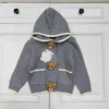 Designer de luxe enfants Cardigan à capuche mode bébé pull tricoté taille 100-160 CM poupée tricotée bouton décoration bébé veste Aug16