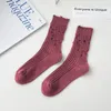 Frauen Socken Modetrendy Kreatives perforiertes Frauen solider Harajuku Retro Long Trend Street weich atmungsaktiv