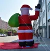 عملاق عملاق عملاق في عيد الميلاد سانتا كلوز في الهواء الطلق ، الأب العجوز رجل الزخرفة إعلانات مخصصة