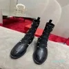 2023: botas Martin resistentes con suelas gruesas grabadas para un aura poderosa, forro completo de piel de oveja, suela de TPU de dos colores y un diseño único para botas de mujer.