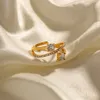 INS Beliebter trendiger 18K vergoldeter Edelstahlring mit zwei eingelegten Zirkonen, offener Ring, modischer, nicht verblassender Schmuck im Großhandel