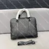 Borsa per laptop di design con valigetta da uomo in rilievo in pelle di vacchetta Borsa a tracolla grande con lettera classica