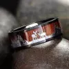 Anillo de caza de tungsteno negro con incrustaciones de madera, anillo con silueta de ciervo y ciervo, anillo de boda para hombre, tamaño 6-13313i