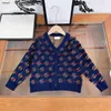 Luksusowy projektant Kids Cardigan Fashion Spring Produkty Sweter dziecięcy Rozmiar 90-140 cm Kolorowa siatka litera Jacquard Kurtka z dekoltem w szpita
