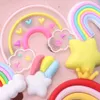 Hurtownia 100pcs PVC Kolorowa tęczowa gwiazda Rainbow Cloud Heart Sun Shoe Charms Dziewczęce Kobieta Klucz dekoracje do plecaka zatyka